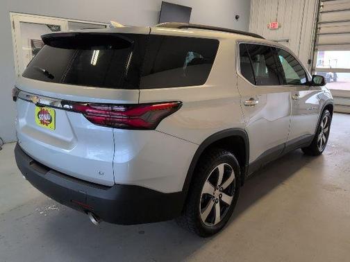 Silver Ice Metallic 2022 Chevrolet Traverse LT Leather