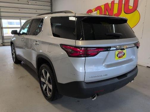 Silver Ice Metallic 2022 Chevrolet Traverse LT Leather