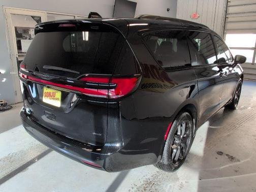 Diamond Black 2026 Chrysler Pacifica Select