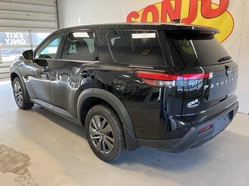 2022 Nissan Pathfinder S