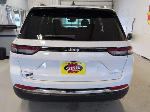 Bright White Clearcoat 2026 Jeep Grand Cherokee Laredo