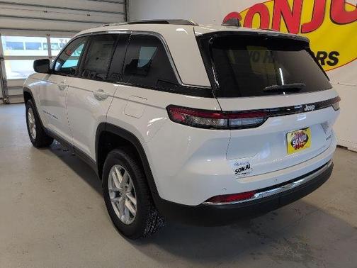 Bright White Clearcoat 2026 Jeep Grand Cherokee Laredo