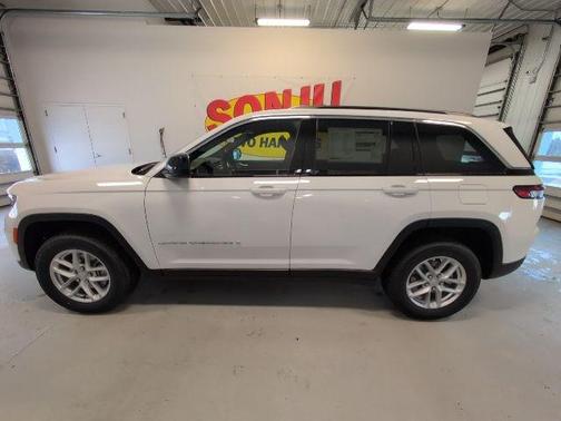 Bright White Clearcoat 2026 Jeep Grand Cherokee Laredo