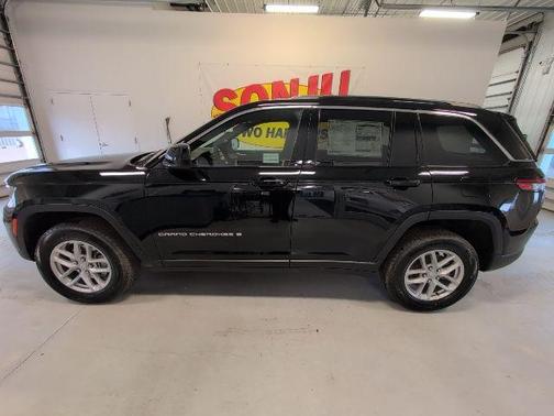 Diamond Black 2026 Jeep Grand Cherokee Laredo