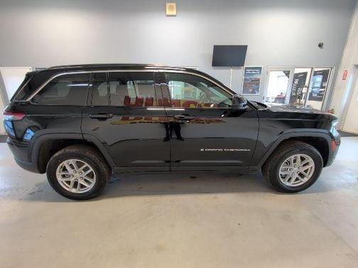 Diamond Black 2026 Jeep Grand Cherokee Laredo