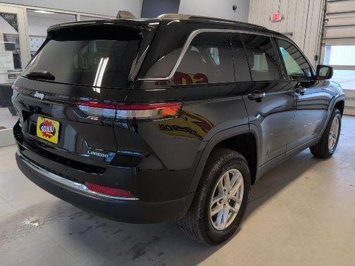 Diamond Black 2026 Jeep Grand Cherokee Laredo
