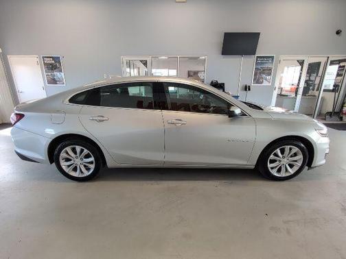 Silver Ice Metallic 2022 Chevrolet Malibu LT