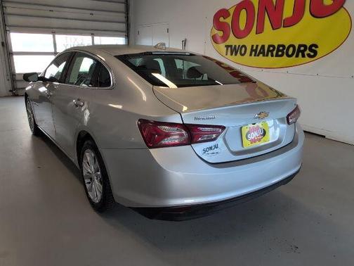 Silver Ice Metallic 2022 Chevrolet Malibu LT