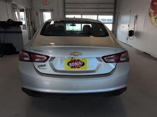 Silver Ice Metallic 2022 Chevrolet Malibu LT