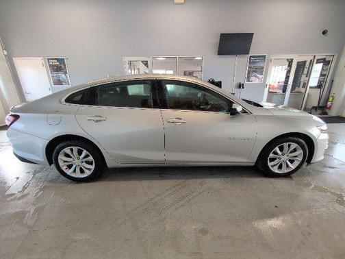 Silver Ice Metallic 2022 Chevrolet Malibu LT