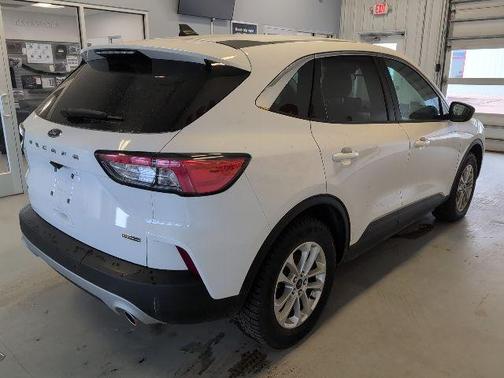 Oxford White 2022 Ford Escape SE