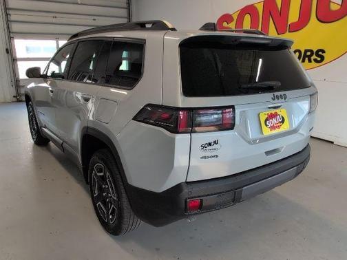 Silver Zynith Clearcoat 2026 Jeep Cherokee LAREDO/LIMITED