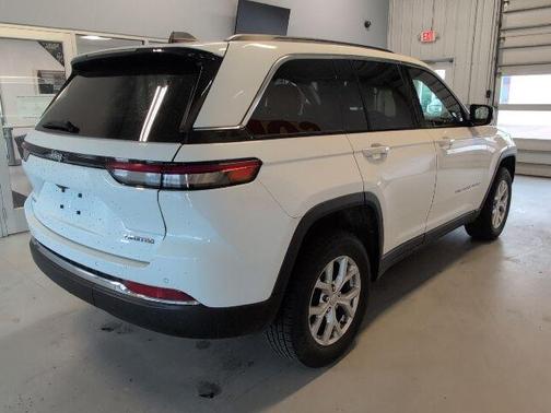 Bright White Clearcoat 2023 Jeep Grand Cherokee Limited