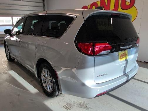 Silver Mist Clearcoat 2026 Chrysler Voyager LX