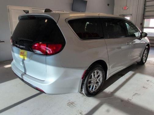 Silver Mist Clearcoat 2026 Chrysler Voyager LX