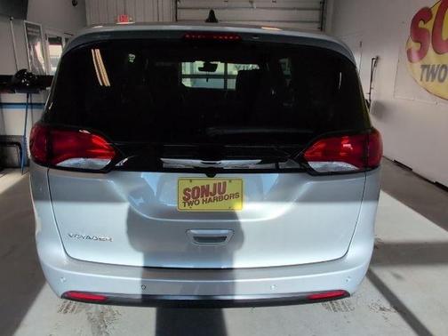 Silver Mist Clearcoat 2026 Chrysler Voyager LX