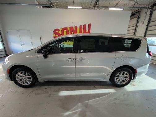 Silver Mist Clearcoat 2026 Chrysler Voyager LX