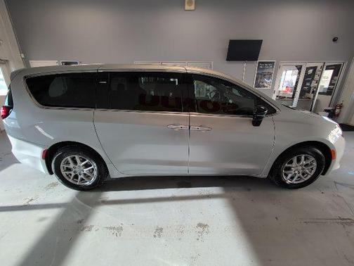 Silver Mist Clearcoat 2026 Chrysler Voyager LX