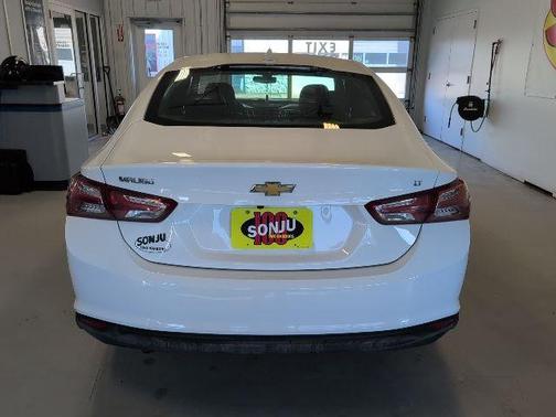 Summit White 2022 Chevrolet Malibu LT
