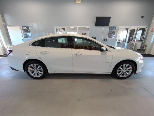 Summit White 2022 Chevrolet Malibu LT