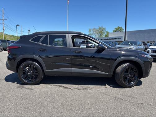 Mosaic Black Metallic 2026 Chevrolet Trax FWD ACTIV