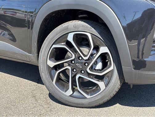 Mosaic Black Metallic 2026 Chevrolet Trax FWD 2RS