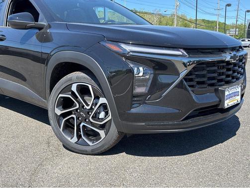 Mosaic Black Metallic 2026 Chevrolet Trax FWD 2RS
