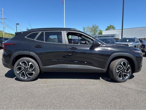 Mosaic Black Metallic 2026 Chevrolet Trax FWD 2RS