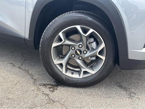 Sterling Gray Metallic 2024 Chevrolet Trax LT
