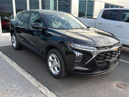 Mosaic Black Metallic 2024 Chevrolet Trax LS