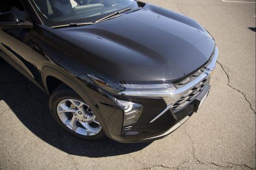 Mosaic Black Metallic 2024 Chevrolet Trax LS