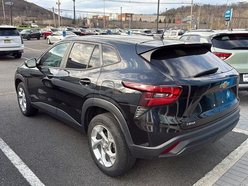 Mosaic Black Metallic 2024 Chevrolet Trax LS