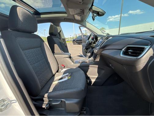 Iridescent Pearl Tricoat 2023 Chevrolet Equinox 1LT