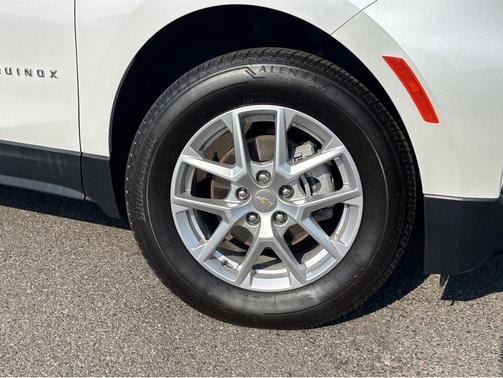 Iridescent Pearl Tricoat 2023 Chevrolet Equinox 1LT