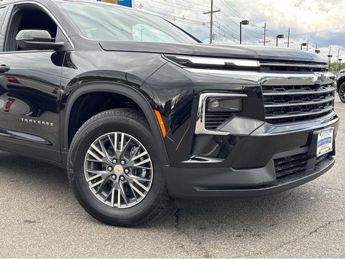 Mosaic Black Metallic 2026 Chevrolet Traverse LT