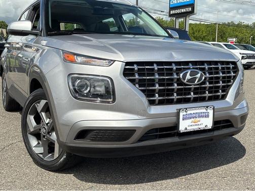 Shimmering Silver 2023 Hyundai VENUE SEL