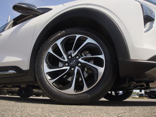 Summit White 2023 Chevrolet Bolt EUV FWD Premier