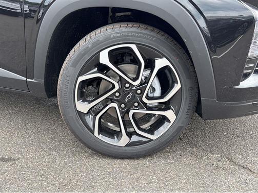 Mosaic Black Metallic 2026 Chevrolet Trax FWD 2RS