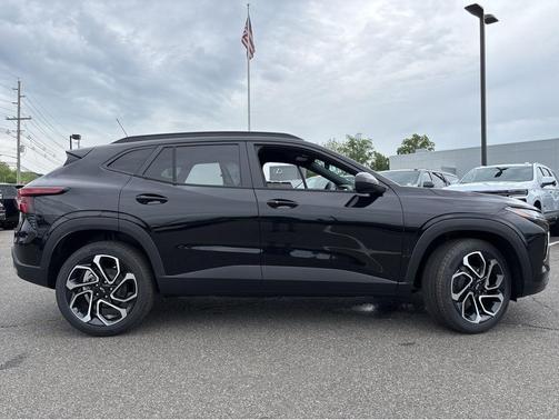 Mosaic Black Metallic 2026 Chevrolet Trax FWD 2RS