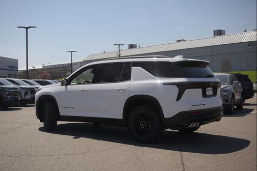 Summit White 2026 Chevrolet Traverse LT