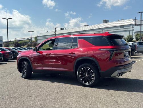 2025 Chevrolet Traverse LT