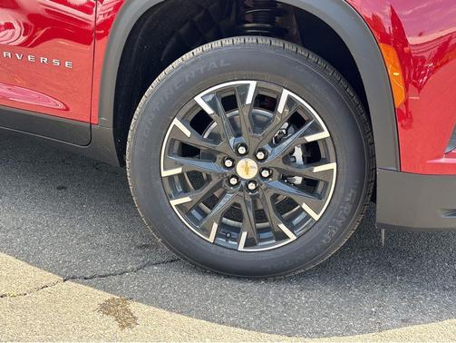 Radiant Red Tintcoat 2026 Chevrolet Traverse LT