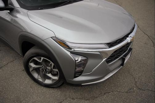 Sterling Gray Metallic 2024 Chevrolet Trax LT