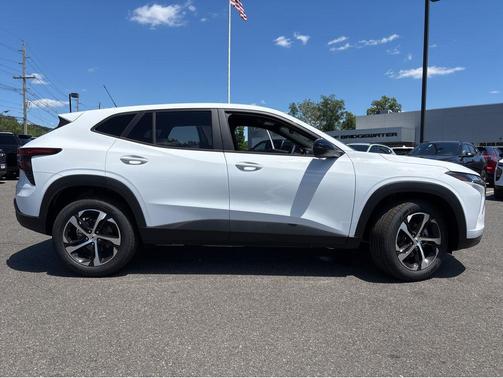 Summit White 2026 Chevrolet Trax FWD 1RS