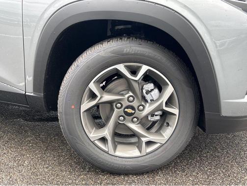 Sterling Gray Metallic 2026 Chevrolet Trax LT