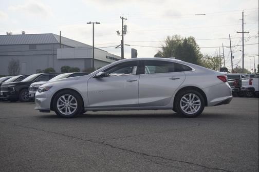 Silver Ice Metallic 2018 Chevrolet Malibu LT