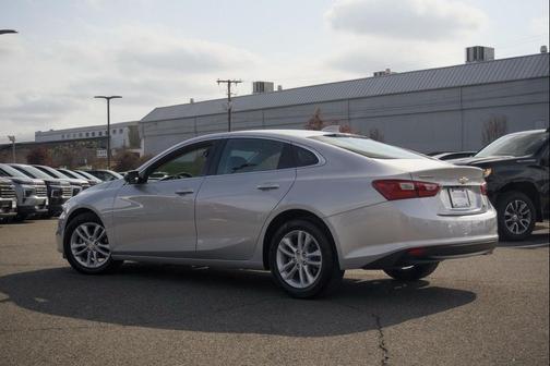 Silver Ice Metallic 2018 Chevrolet Malibu LT