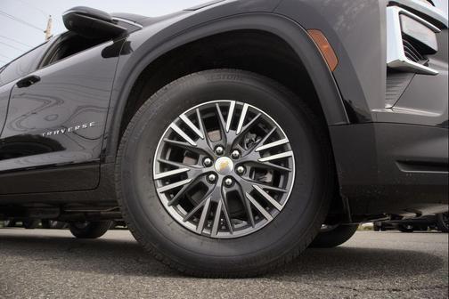 Mosaic Black Metallic 2026 Chevrolet Traverse LT