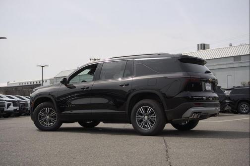 Mosaic Black Metallic 2026 Chevrolet Traverse LT