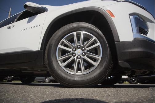 Summit White 2023 Chevrolet Traverse LT Cloth